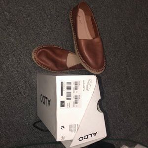 Espadrilles
Closed round toe
Flat